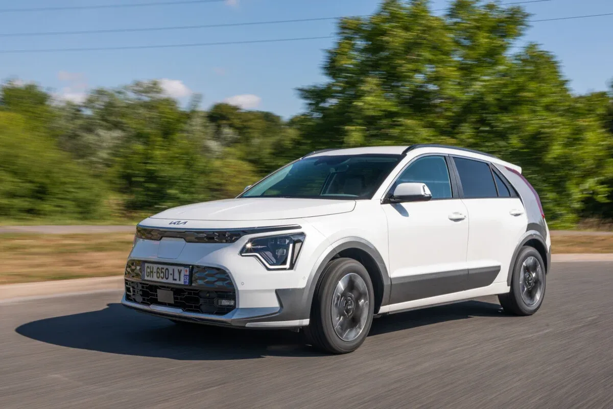 Kia Niro EV — véhicule électrique blanc, vue trois-quarts avant